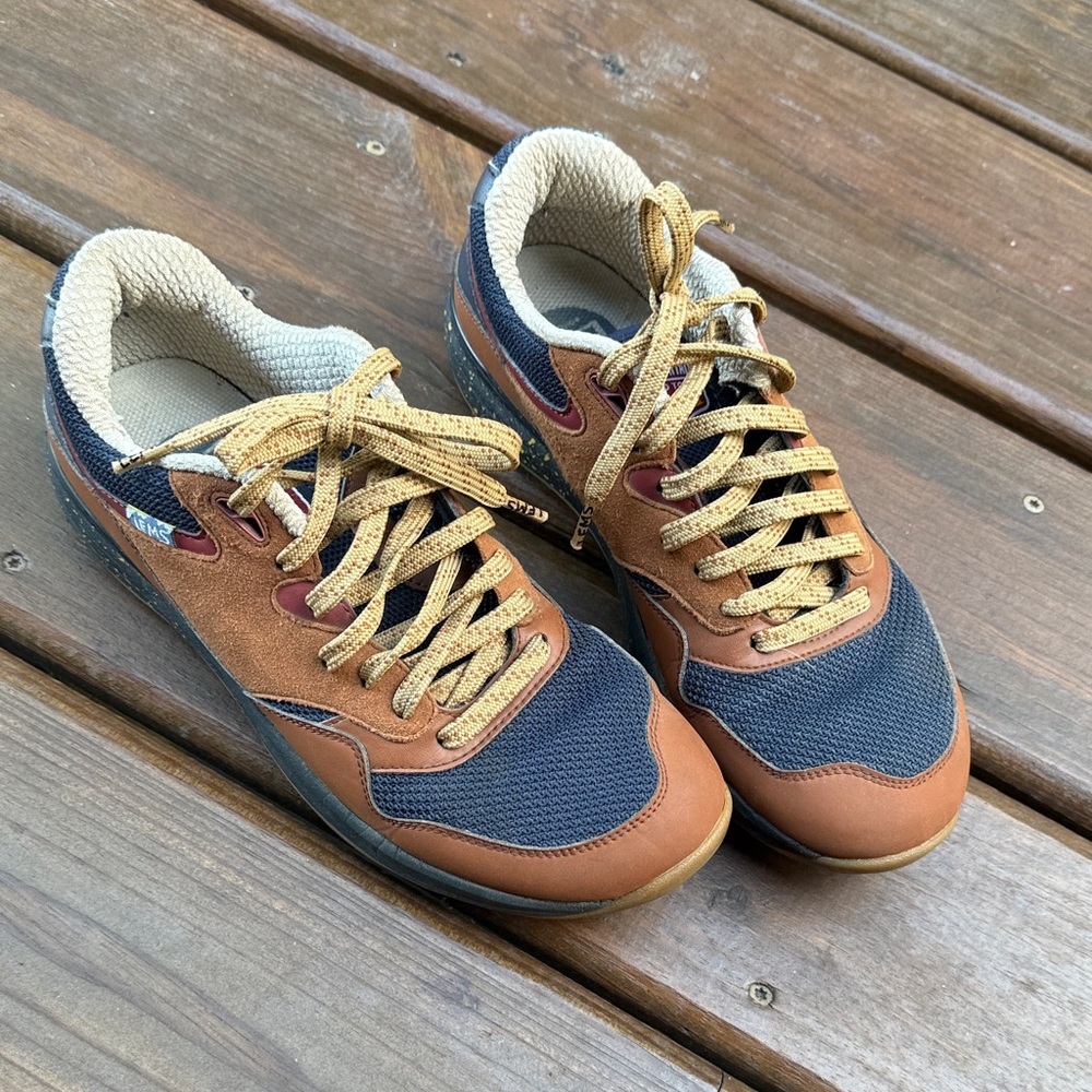 Women's leather hiking shoe